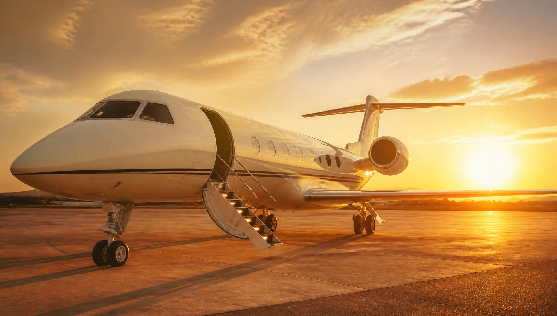 Jet privé moderne sur un tarmac ensoleillé