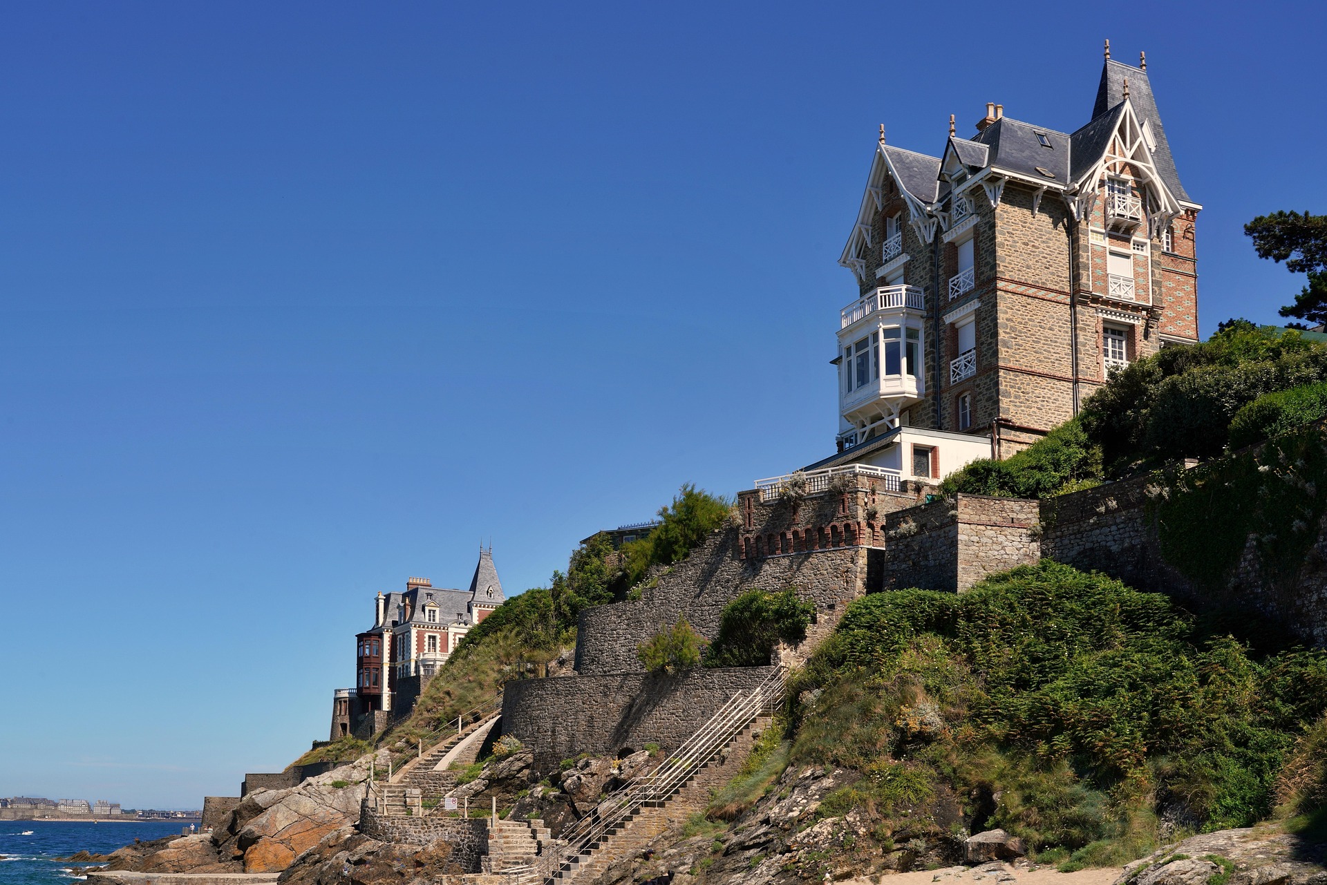 Seaside Luxury Inn